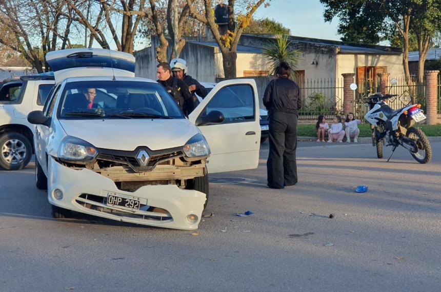 El motociclista impactó contra un Renault Clio