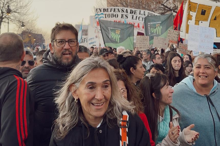 Hern�n Pérez Araujo en la manifestación junto a la vicegobernadora Alicia Mayoral