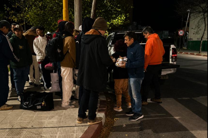 La entrega de las viandas en una esquina céntrica