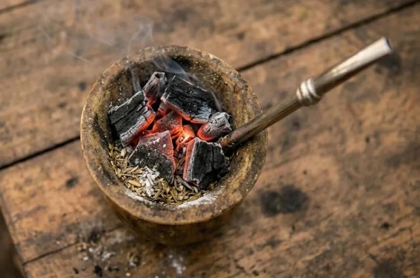 Colocar una brasa dentro del mate- por qué recomiendan hacerlo y para qué sirve