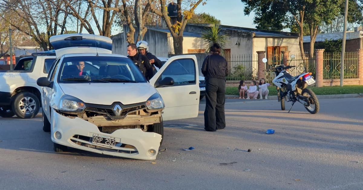 El motociclista impactó contra un Renault Clio
