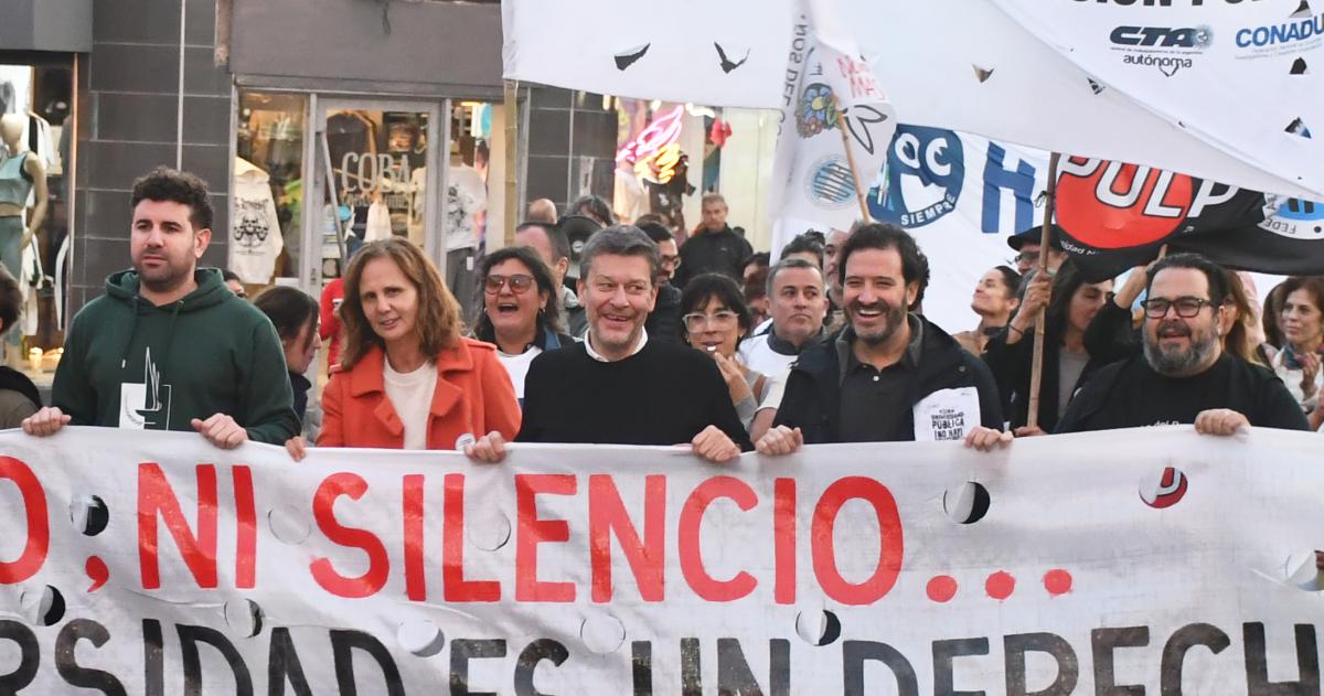 Alpa encabezó la marcha a tres días de dejar su cargo de rector