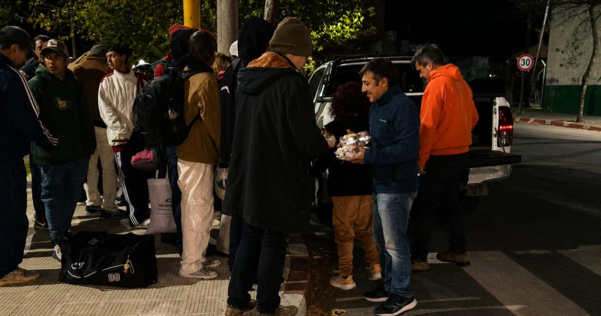La entrega de las viandas en una esquina céntrica