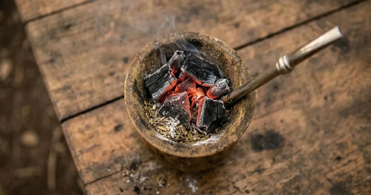 Colocar una brasa dentro del mate- por qué recomiendan hacerlo y para qué sirve