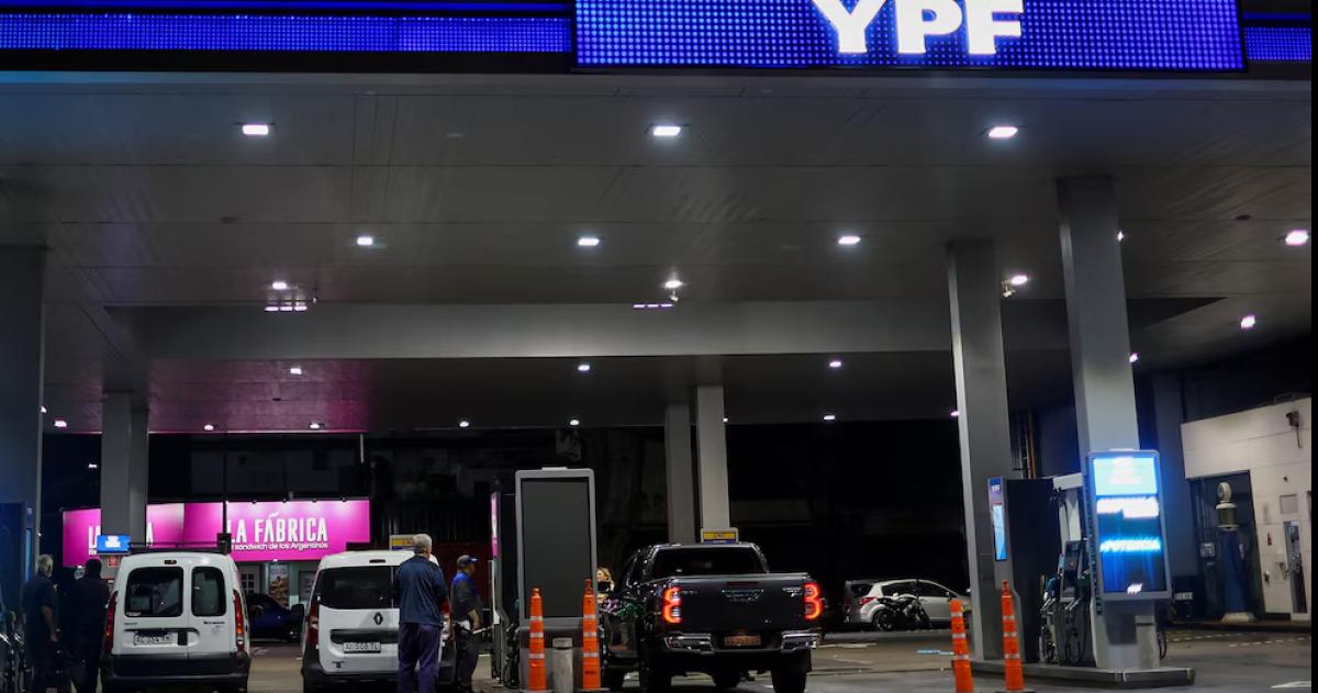 YPF aumentaraacute el precio de los combustibles y luego lo mantendraacute estable por 45 diacuteas