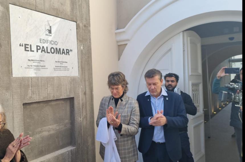 El emblem�tico edificio santarroseño fue presentado formalmente con su nueva fachada