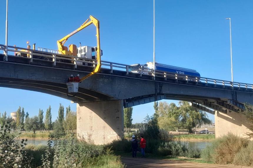 Operarios de Vialidad Nacional realizando estudios de estructura en el puente de Choele Choel sobre el río Colorado una de las obras que ahora enfrenta la incertidumbre tras el millonario recorte de fondos dispuesto por el Gobierno Nacional