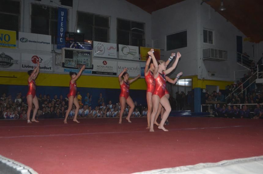 El torneo quedó inaugurado con un muestreo de gimnastas de Arenas