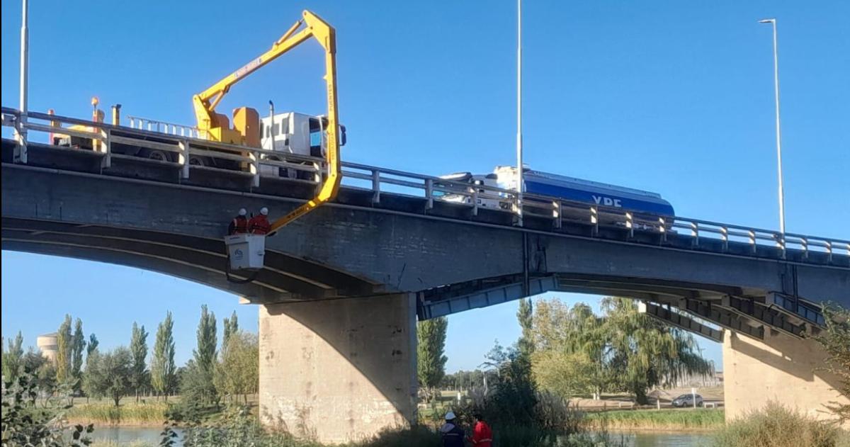 Operarios de Vialidad Nacional realizando estudios de estructura en el puente de Choele Choel sobre el río Colorado una de las obras que ahora enfrenta la incertidumbre tras el millonario recorte de fondos dispuesto por el Gobierno Nacional