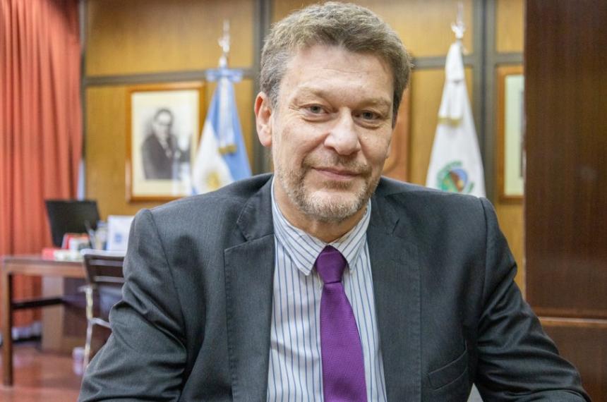 Rector saliente Oscar Alpa