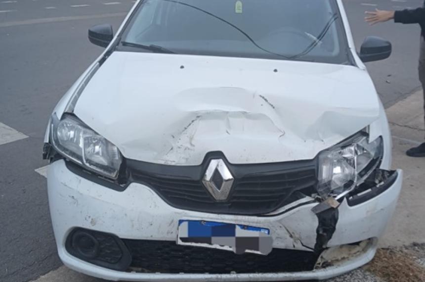 El Renault Sandero sufrió daños en su parte delantera