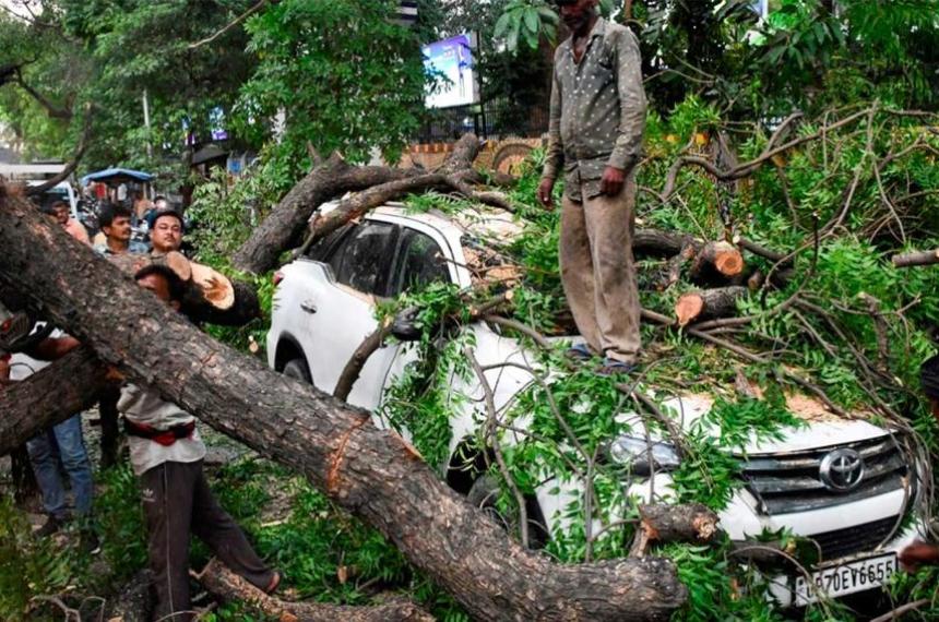 Horror en India- una tormenta devastadora dejó m�s de 100 muertos y escenas desesperant