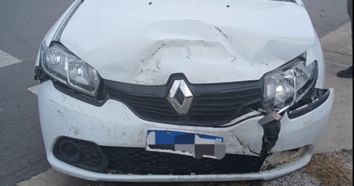 El Renault Sandero sufrió daños en su parte delantera