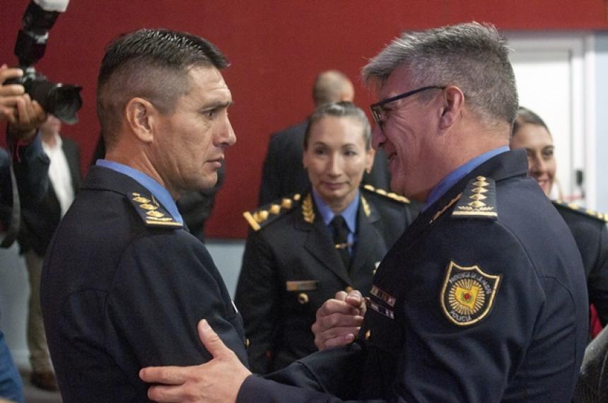 Luis Videla es saludado por el jefe Claudio Cano ante la mirada de Vanina Fileni