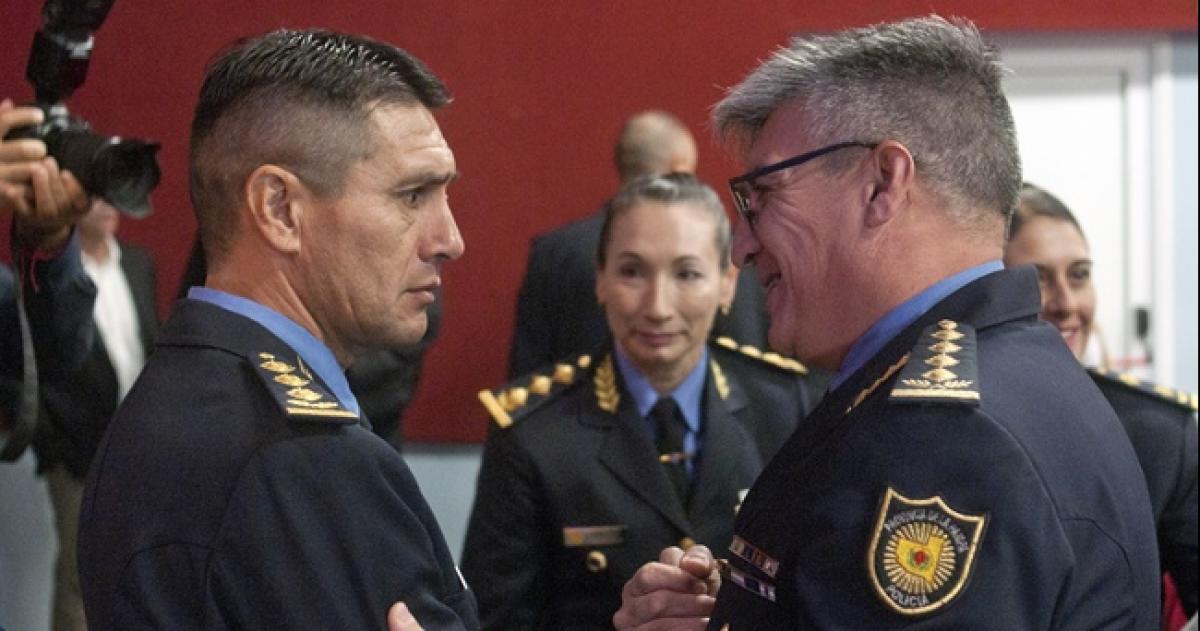 Luis Videla es saludado por el jefe Claudio Cano ante la mirada de Vanina Fileni