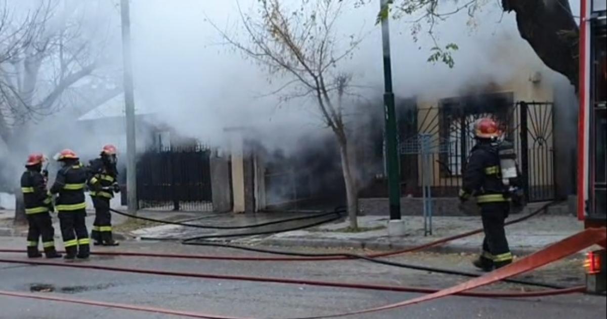 Una dotación de bomberos trabajó para controlar las llamas en la vivienda
