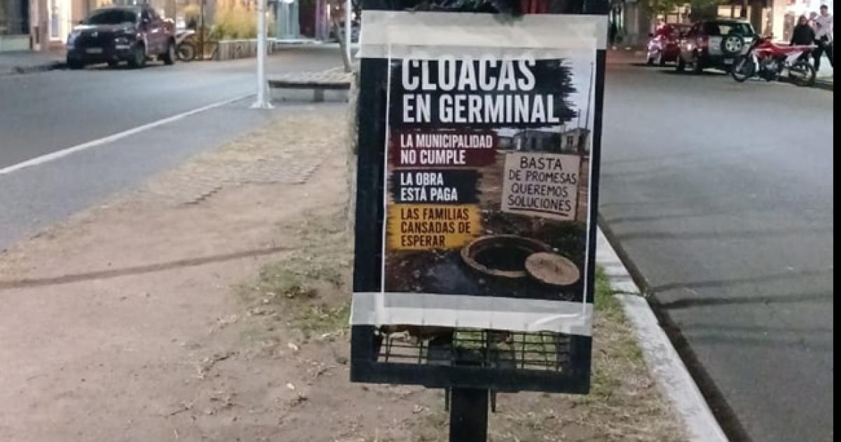 Los carteles aparecieron en el centro de Santa Rosa