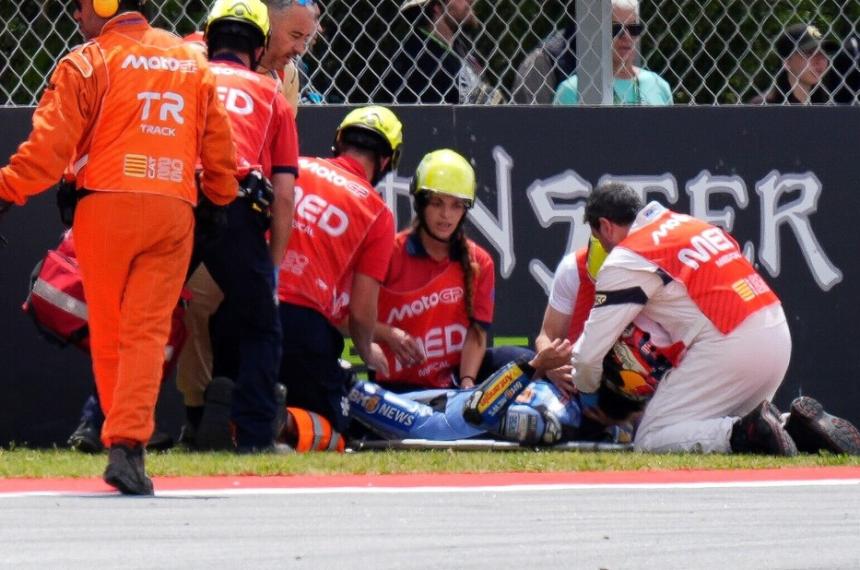 Los servicios médicos asisten a Alex M�rquez en la pista de Cataluña