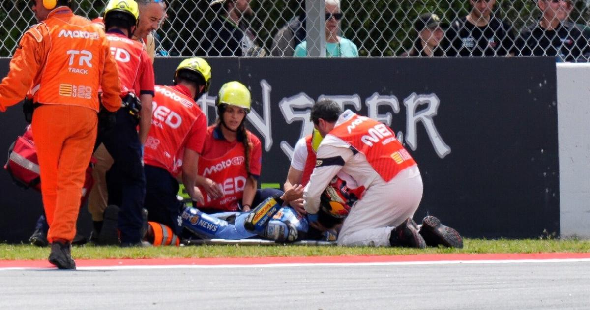 Los servicios médicos asisten a Alex M�rquez en la pista de Cataluña