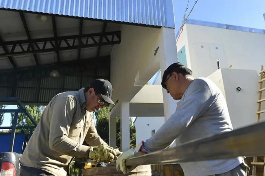 En febrero hubo una leve recuperación mensual pero la caída interanual persiste