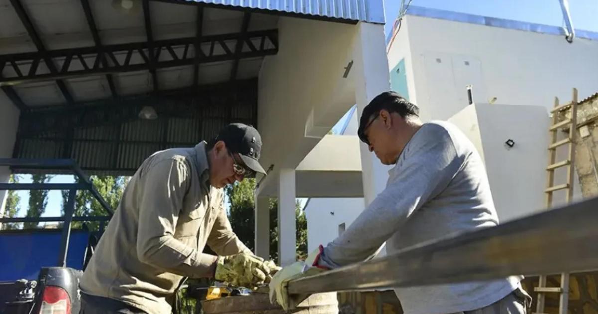 En febrero hubo una leve recuperación mensual pero la caída interanual persiste