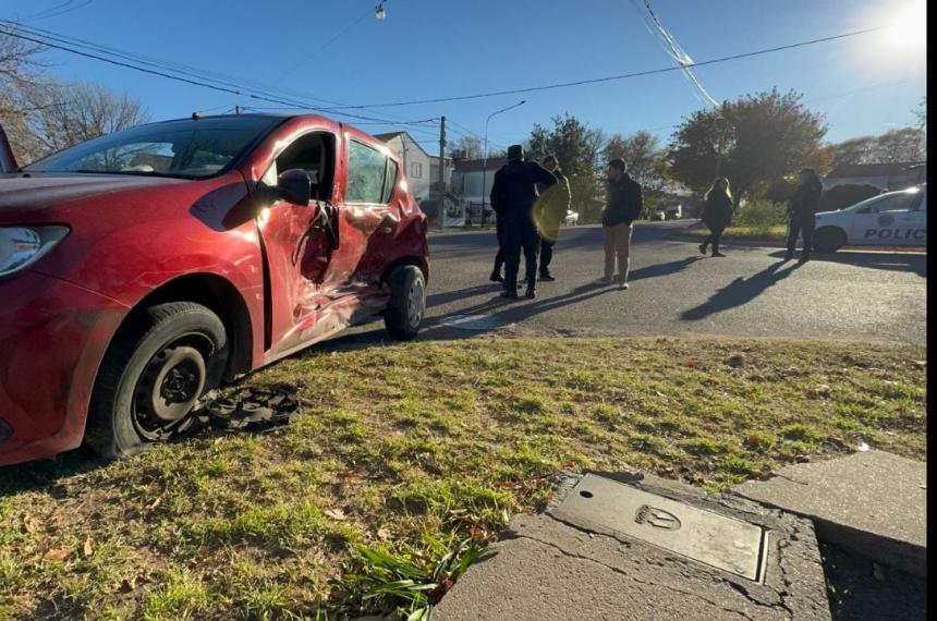 El coche sufrió un fuerte impacto (foto EBDT)