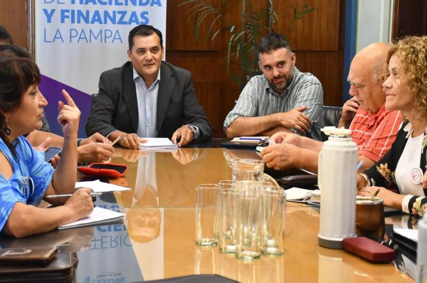  Con un incremento acumulado del 1405-en-porciento- en el año los sindicatos exigen mantener la cl�usula gatillo