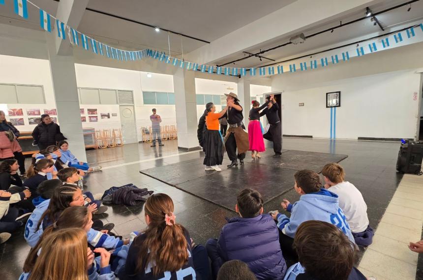 Con arte y baile los chicos y las chicas de la primaria revivieron la Semana de Mayo