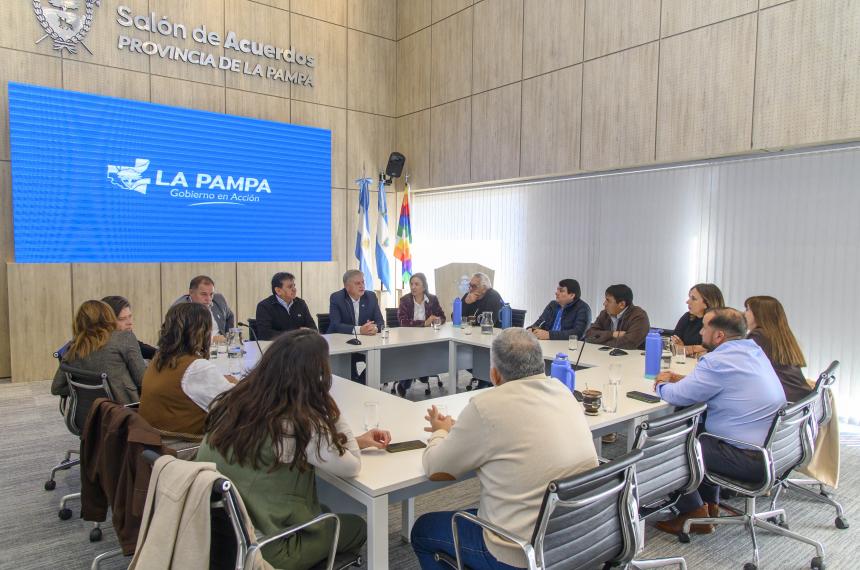 El convenio fue firmado en Casa de Gobierno por autoridades provinciales de UATRE y de RENATRE