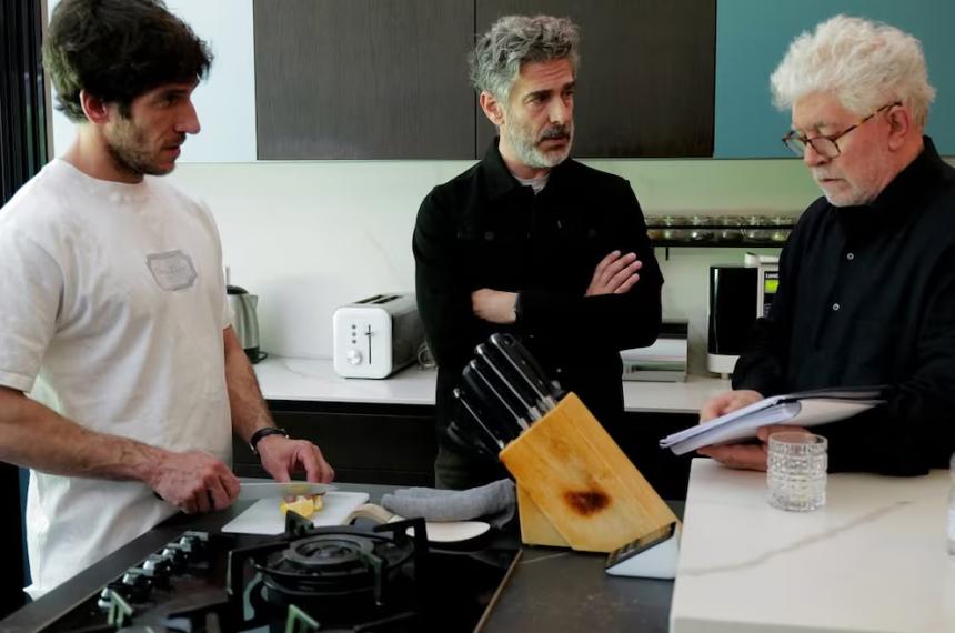 Quim Gutiérrez Leonardo Sbaraglia y Pedro Almodóvar en la preparación de una escena de Amarga Navidad