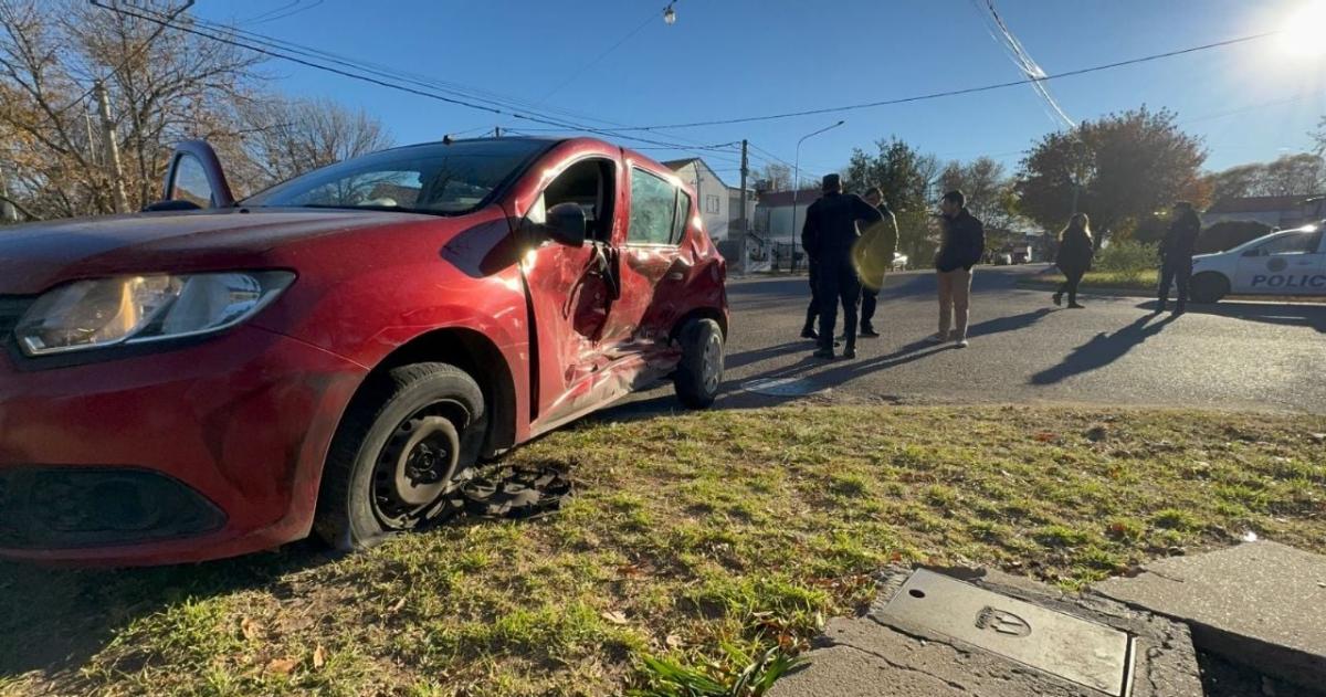 El coche sufrió un fuerte impacto (foto EBDT)