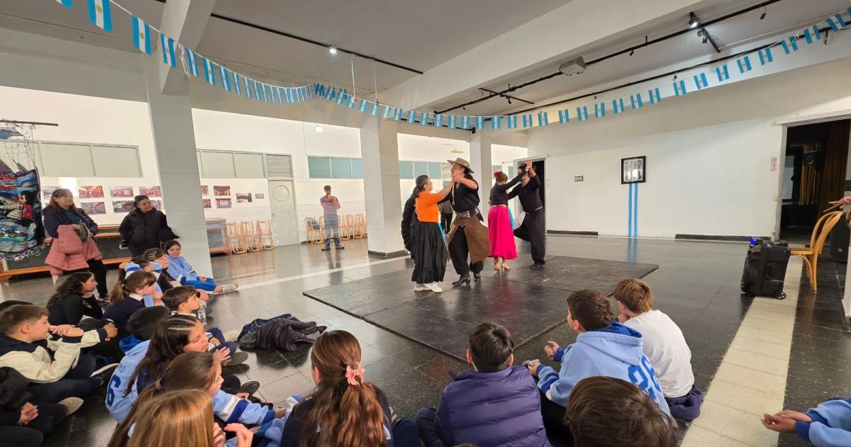 Con arte y baile los chicos y las chicas de la primaria revivieron la Semana de Mayo