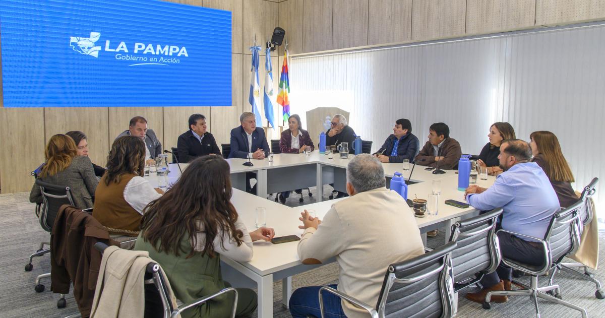 El convenio fue firmado en Casa de Gobierno por autoridades provinciales de UATRE y de RENATRE
