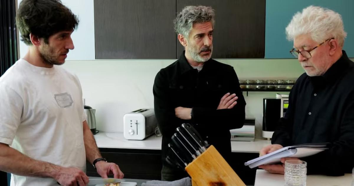 Quim Gutiérrez Leonardo Sbaraglia y Pedro Almodóvar en la preparación de una escena de Amarga Navidad