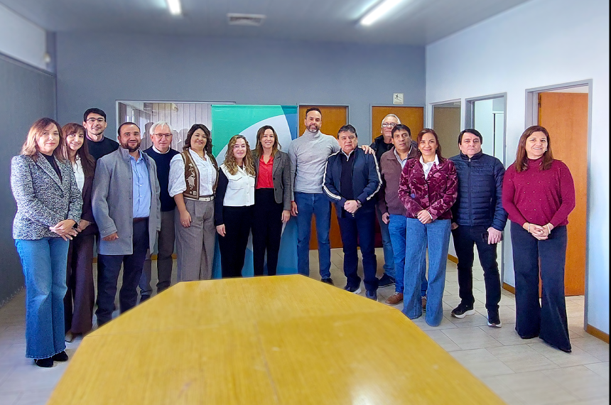 Representantes de las dos partes que firmaron el convenio