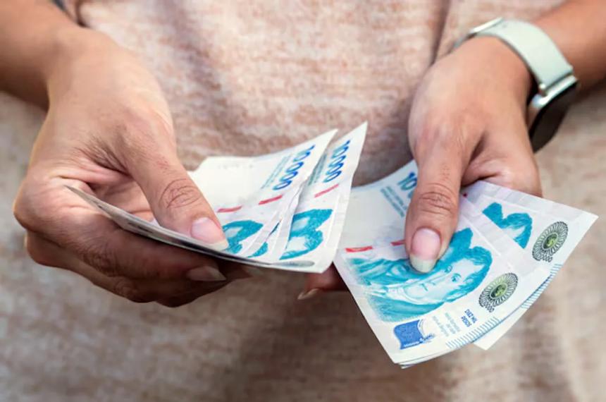 El ingreso disponible de los argentinos volvió a caer en marzo