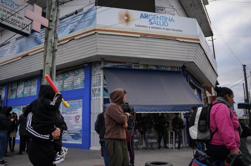 Por la muerte de un hombre se desató un operativo de detención y vecinos atacaron la clínica que erea pantalla de una banda