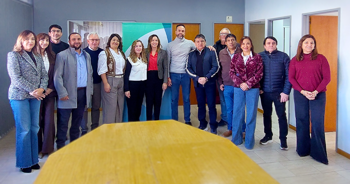 Representantes de las dos partes que firmaron el convenio