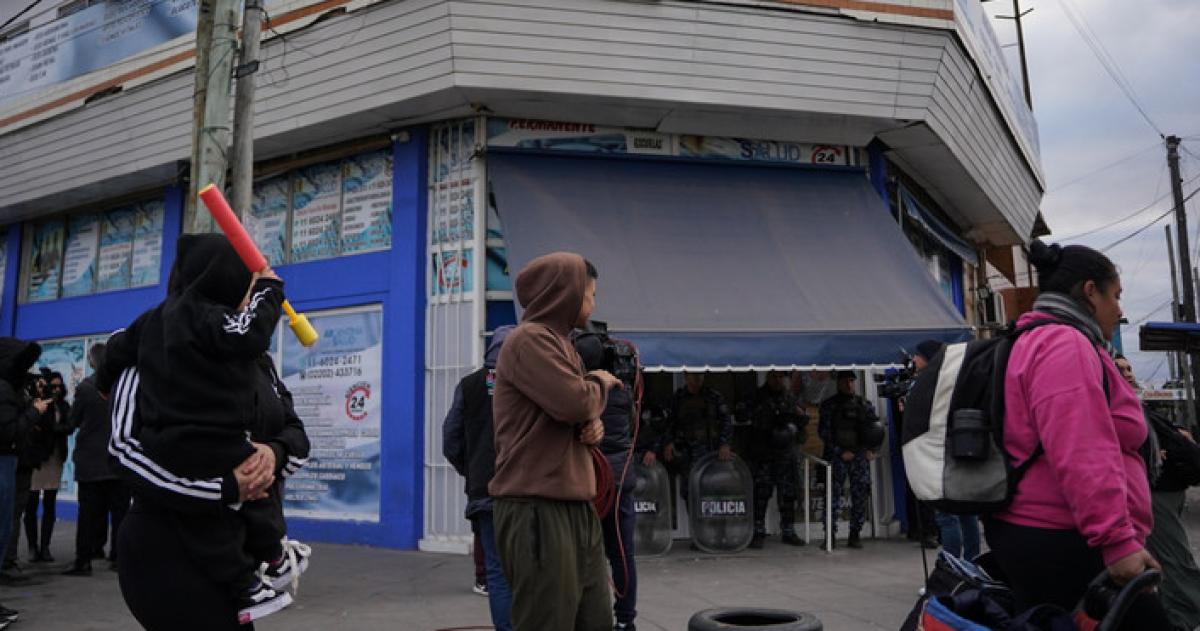 Por la muerte de un hombre se desató un operativo de detención y vecinos atacaron la clínica que erea pantalla de una banda