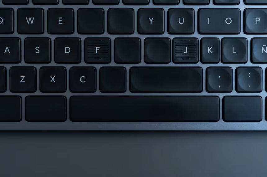 Las pequeñas rayas en F y J ofrecen una guía t�ctil clave para la correcta ubicación de los dedos en el teclado