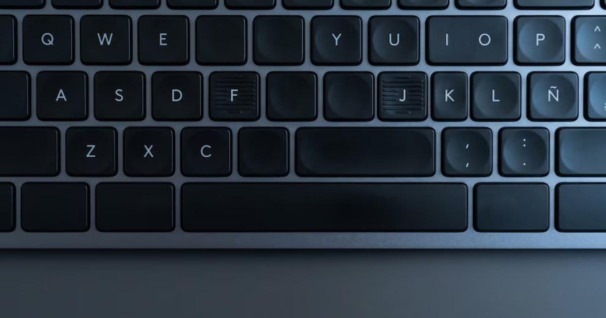 Las pequeñas rayas en F y J ofrecen una guía t�ctil clave para la correcta ubicación de los dedos en el teclado
