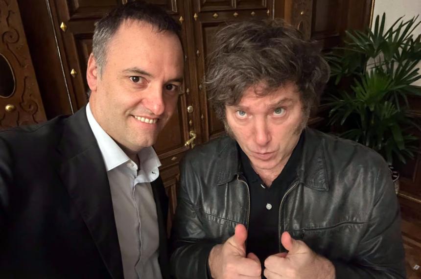 El presidente Javier Milei junto al jefe de Gabinete Manuel Adorni