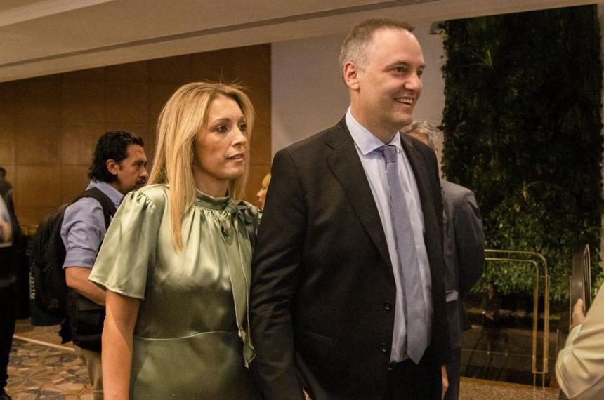 Manuel Adorni y su esposa Bettina Angeletti