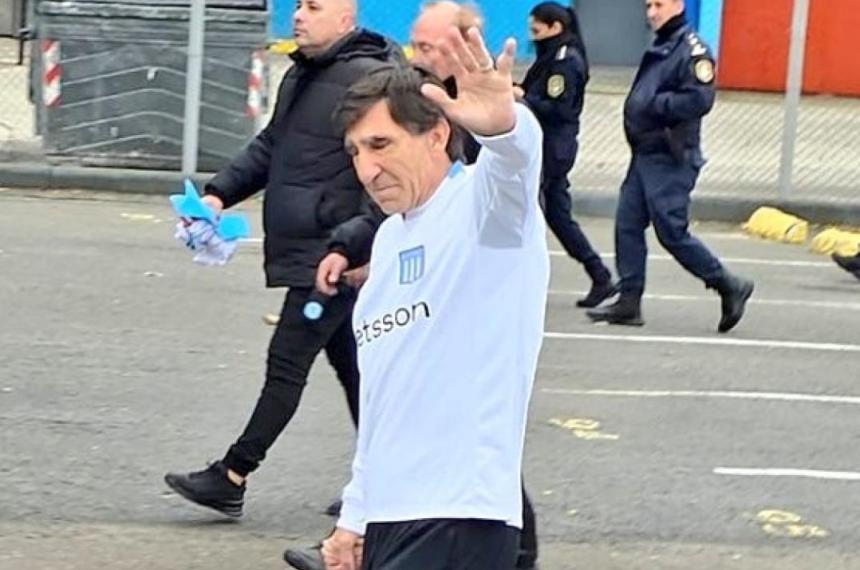 Costas emocionado se despidió de los hinchas y del plantel