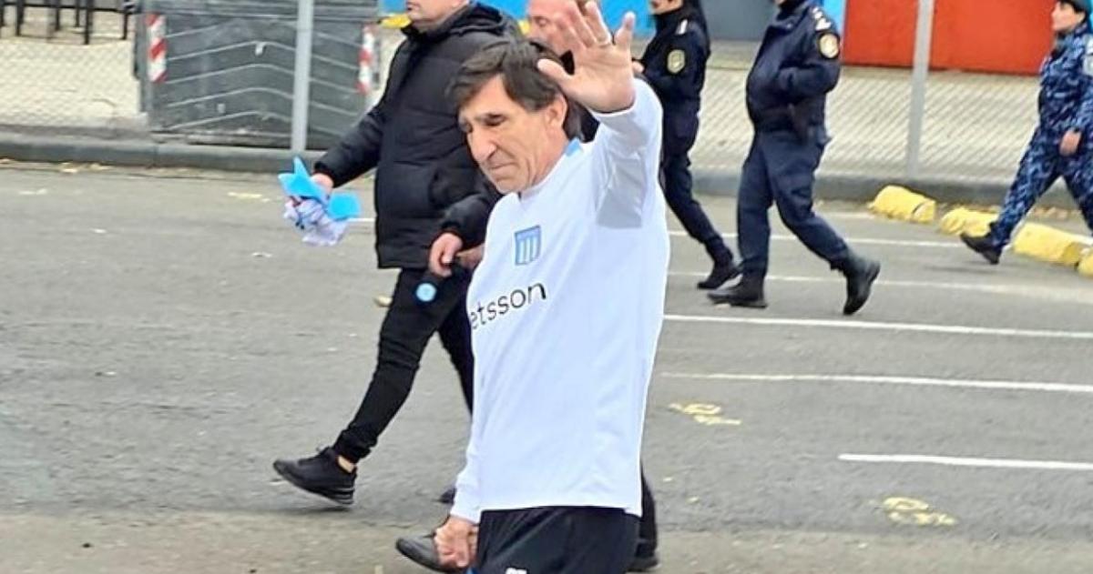 Costas emocionado se despidió de los hinchas y del plantel