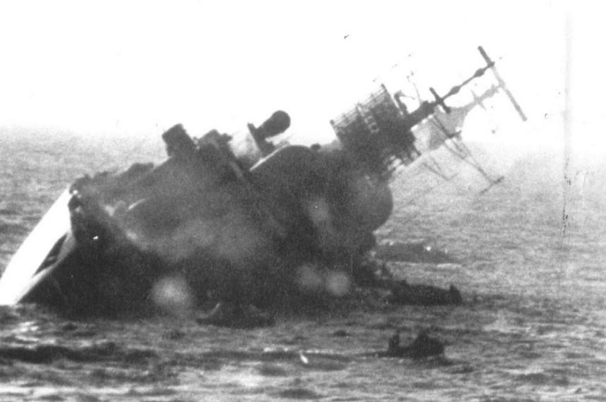  HMS Coventry- hundido el 25 de mayo tras el ataque de aviones A-4 Skyhawk de la Fuerza Aérea Argentina