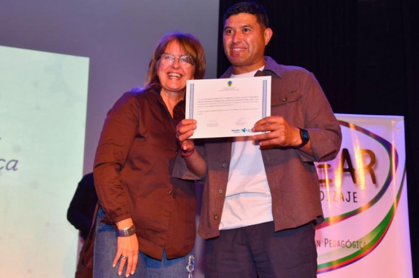 La ministra Feuerschvenger entrega uno de los diplomas