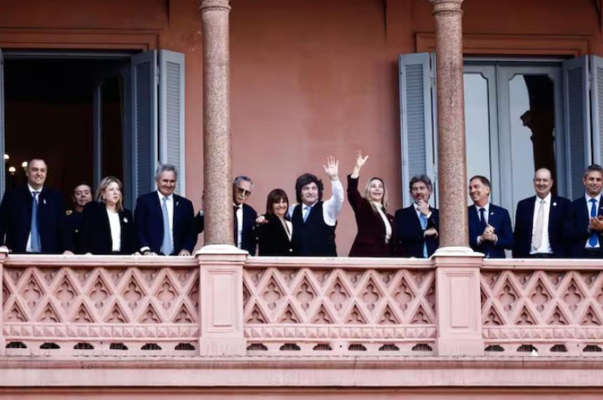 El gabinete de Milei en el balcón de la Rosada