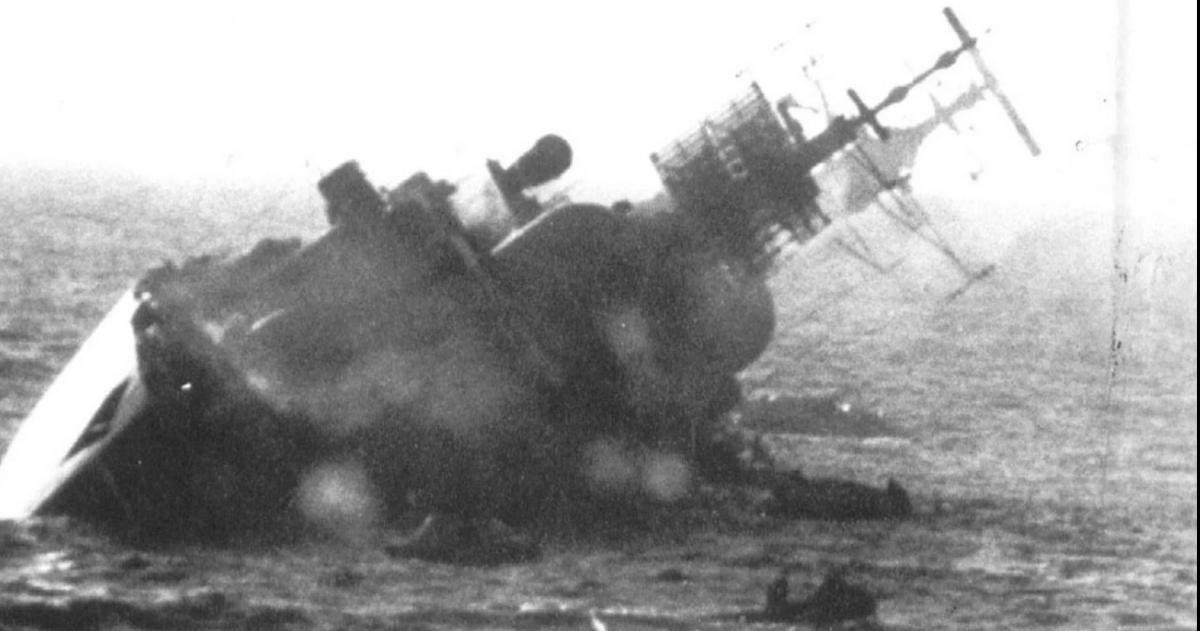  HMS Coventry- hundido el 25 de mayo tras el ataque de aviones A-4 Skyhawk de la Fuerza Aérea Argentina