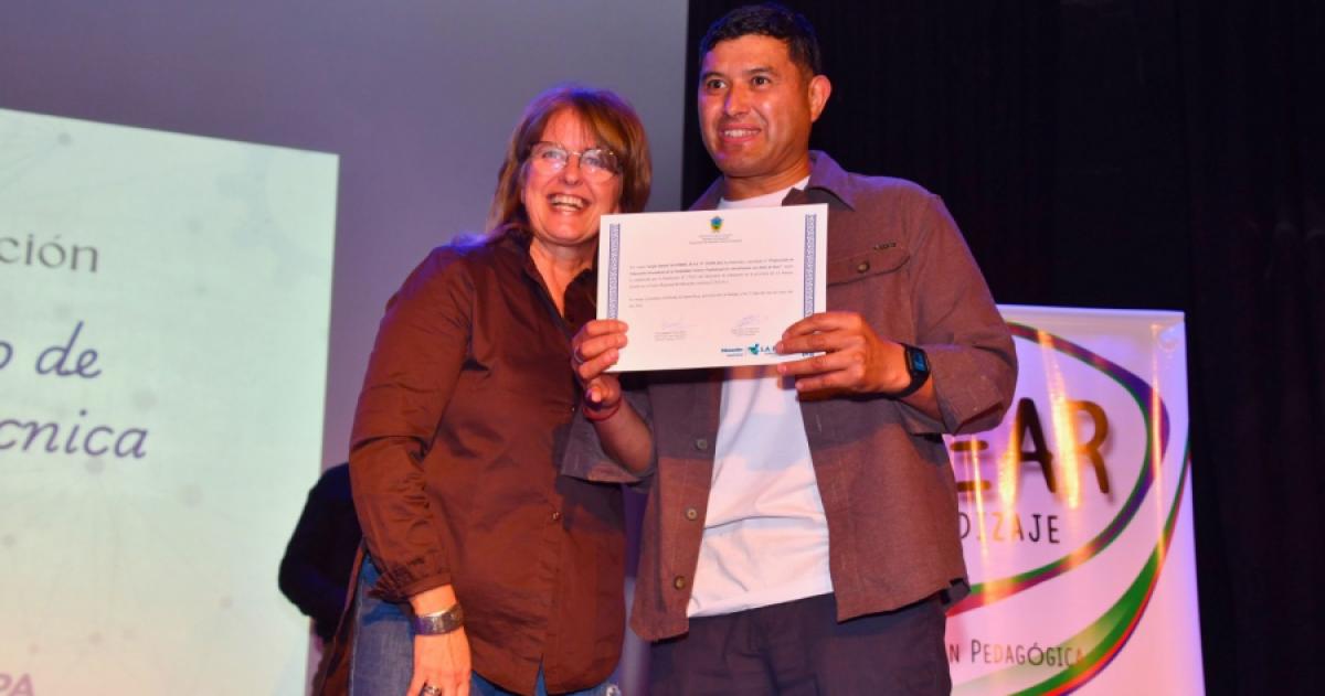 La ministra Feuerschvenger entrega uno de los diplomas